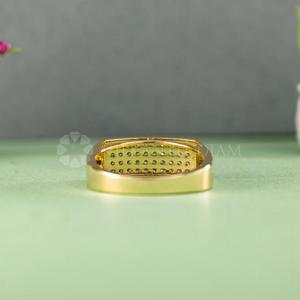 Anillo de diamantes de corte redondo cultivados en laboratorio con diseño moderno en oro amarillo para hombre, de proveedor indio. - Product Image 3