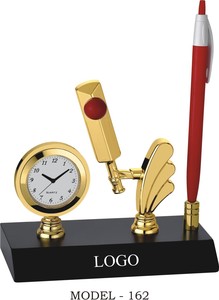 Figurine de cricket plaquée or avec horloge et porte-stylo, décoration de bureau sur le thème du sport, organiseur de bureau, cadeaux promotionnels - Product Image 2