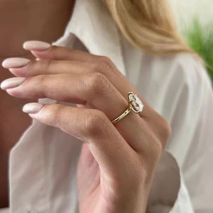 Bague de fiançailles solitaire pour amoureux en or 14 carats avec diamant de laboratoire taille poire de 3,0 carats serti à griffes, certifiée IGI, de luxe, pour mariage - Product Image 2