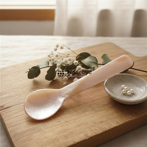 Cuillère artisanale incrustée de nacre, élégante vaisselle de cuisine par Tradebyd - Product Image 2