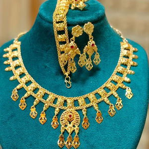 MOLL JEWELLERS Collier pour femme élégant et tendance en laiton plaqué or avec zircon naturel, chaîne torsadée et motif feuille, 16 pouces, pour mariage ou événement spécial - Product Image 1