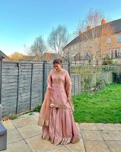 Conjunto Kurti Sharara de Diseñador para Mujer, Última Colección de Ropa Étnica, Cómodo, Elegante y Perfecto para Bodas y Fiestas - Product Image 1