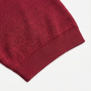 เสื้อโปโลผู้ชายสีเบอร์กันดี แขนสั้น ผ้าถัก มีซิป ดีไซน์เรียบง่าย สวมใส่สบาย ทรงปกติ - Product Image 6