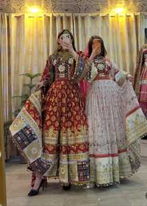 Ensemble de robes décontractées bohèmes 3 pièces en dentelle afghane Kuchi, taille naturelle, broderies lourdes, longueur genou, manches longues, coupe ample - Product Image 2