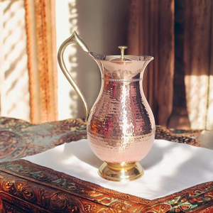 Pichet à eau artisanal en cuivre martelé avec couvercle – Carafe de service élégante et vintage pour la maison, l'hôtel, le restaurant et les fêtes - Product Image 1