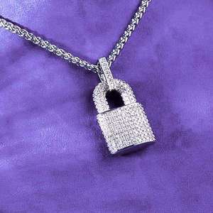 Collar con Colgante de Candado Delicado de Plata con Moissanita Iced Out, Estilo Hip Hop, Nuevo Diseño - Product Image 4