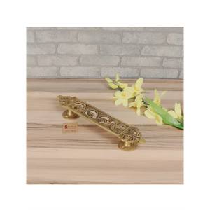 Poignée de porte luxueuse qui ajoute du caractère à chaque entrée, en métal parfaitement poli qui dégage sophistication et qualité. - Product Image 4