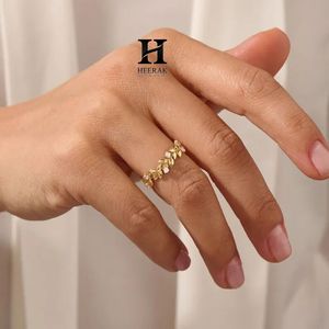 Anillo de Diamantes Cultivados en Laboratorio con Diseño de Rama de Olivo de Lujo, Oro Amarillo de 14K, Anillo de Boda con Hoja de Laurel Botánica - Product Image 5