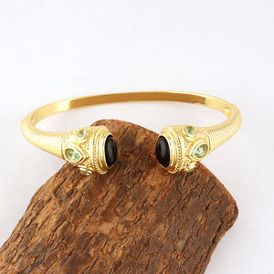 กำไลข้อมือหินออนิกซ์สีดำประดับด้วยควอตซ์สีน้ำเงินเคลือบทอง 18k แบบเปิดสำหรับผู้หญิง สไตล์วินเทจ รอยัล ฟิวชั่น แฟชั่นจิวเวลรี่ - Product Image 2