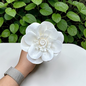 VADEE Craft Fleurs artisanales durables en bois de camélia blanc, taille 8,5 cm, avec tige en fibre de plantes de Sésbanie, modèle Thaïlande - Product Image 2