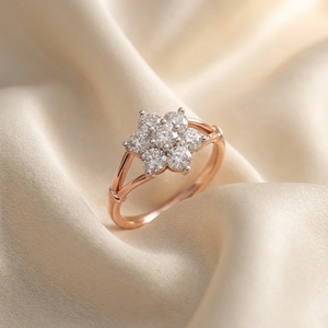 Anillo de compromiso de oro rosa con racimo de flores y tres diamantes para mujer, corte ovalado con engaste de puntas, romántico - Product Image 3