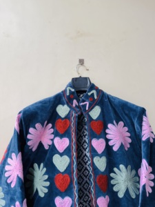 เสื้อแจ็คเก็ตสั้นผ้ากำมะหยี่ถักลายปักลายหัวใจเดซี่ คอจีน แขนยาว ผ้าฝ้าย 100% สไตล์ไพรรี่ชิค สำหรับฤดูหนาว - Product Image 1