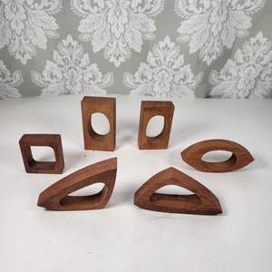 Anneau de serviette en bois gravé fantaisie, d'inspiration vintage, décoration de table idéale pour les anniversaires et les réceptions de mariage - Product Image 1