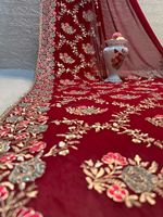 Saree en georgette de luxe avec Allover Zari & Crystal Work, Floral Jaal, Cutwork Detailing & Blouse Parfait pour les occasions d'hiver