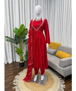 Tenue traditionnelle indienne en soie Chinon, ensemble Salwar Kameez avec broderie et sequins, robe de mariage avec motifs fantaisie - Product Image 1