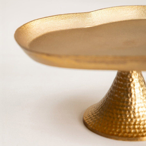 Support à gâteau élégant en métal doré en forme de cœur, design martelé, base sur piédestal, parfait pour la décoration de mariages et de fêtes de luxe - Product Image 4