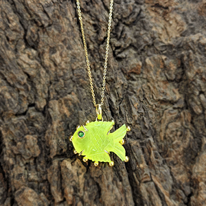 Collier pendentif poisson sculpté à la main en jade préhnite, best-seller, avec œil en émeraude CZ, plaqué or, perles, collier de créateur. - Product Image 5