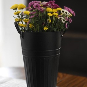 Vase à fleurs vintage noir en forme de seau, style campagnard français, pot de fleurs en métal, conteneur floral pour décoration de fête ou de jardin - Product Image 1