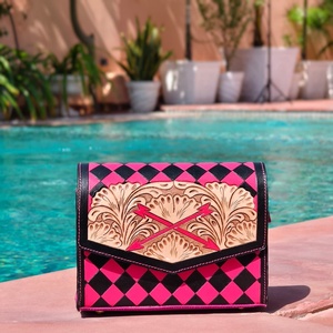 Bolso Cruzado de Cuero Genuino Venus Leathers, Hecho a Mano, con Patrón Floral y Letras, Estilo Western, Portátil, de Poliéster, ¡Gran Venta! - Product Image 1
