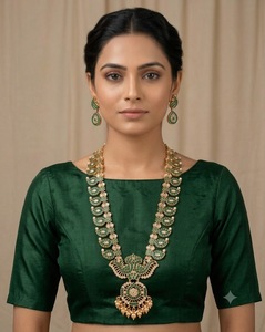 Parure de bijoux plaqué or avec collier long et boucles d'oreilles motif paon, style indien du Sud, pour tenue traditionnelle ethnique et festive - Product Image 2