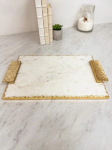 Nouveau plateau de service en marbre avec bordures dorées et poignées en forme de tige d'arbre dorée pour la décoration de table et le service des aliments - Product Image 4