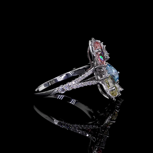 Anillo Floral con Halo de Diamantes Cultivados en Laboratorio, Corte Pera, Tricolor - Product Image 2