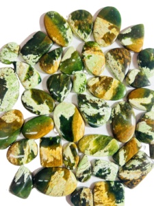 Cabujón de Calcedonia Cromada Natural AAA – Rara Piedra Preciosa Verde Mtorolite Suelta, Pulida y Lisa con Reverso Plano para Fabricación de Joyas - Product Image 3