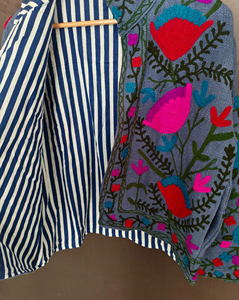 Chaqueta Acolchada con Bordado Floral a Mano en Color Lavanda Vibrante, Inspirada en Suzani, con Motivos Florales, Rayas Náuticas Azules y Blancas, de Algodón - Product Image 2