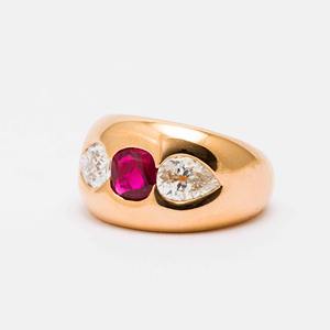 แหวนทองคำขาว 14K โรสโกลด์ ประดับทับทิมทรงโดม 2.40 กะรัต และเพชรทรงลูกแพร์เพาะเลี้ยง แหวนหมั้นทองคำขาว เครื่องประดับชั้นดี - Product Image 2