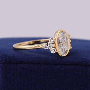 Bague en or jaune 14 carats avec diamant ovale de laboratoire de 2 carats serti clos - Product Image 3