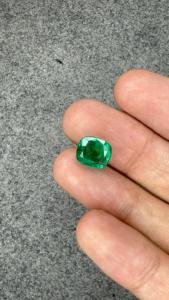 Émeraude naturelle certifiée GIA de 3,90 carats, provenant de la mine de Zambie, de forme coussin, vert vif, pierre précieuse en vrac pour bijoux de luxe sur mesure - Product Image 5