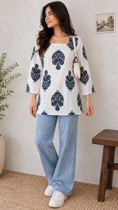 Tunique ample en tissu blanc à imprimé floral bleu marine pour femme, col bateau, manches longues, pour un style décontracté printemps-été - Product Image 3