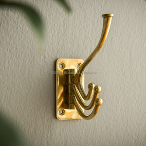 Crochets muraux classiques en laiton s'accordent parfaitement avec les carreaux de pierre et les murs en bois dans les projets de décoration intérieure. - Product Image 6