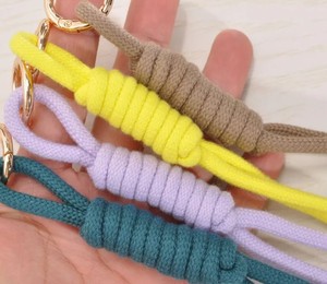 EL CLASICO OVERSEAS Llavero Multifuncional de Cuerda Trenzada con Clip Metálico Resistente, Porta Llaves Portátil para Llaves de Coche, Casa y Bolsos - Product Image 1