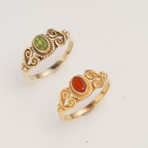 Bague ovale en péridot naturel, ton or, bande en filigrane, style vintage, faite à la main, élégante, bijou de créateur pour femme - Product Image 2