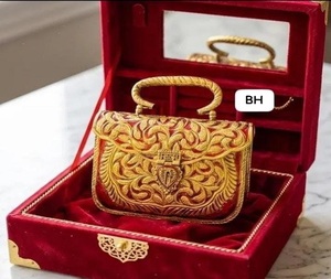 Pochette ovale Kundan en laiton de taille moyenne, faite à la main, dorée, pour mariage indien traditionnel, F S International, provenant de l'Uttar Pradesh - Product Image 6