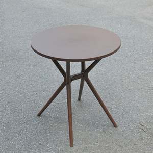 Mesa de Bistro Redonda con Patas Cruzadas MN02 |   Mesa de Café de Plástico Resistente al Agua para Exteriores, Diseño Minimalista para Patio - Product Image 2