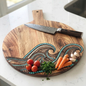 Planche à découper ronde en bois avec motifs complexes de vagues océaniques sculptés à la main et accents turquoise vibrants pour couper les légumes - Product Image 4