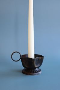Paire de bougeoirs dorés contemporains pour bougies coniques – Décoration de table élégante et distinctive - Product Image 4
