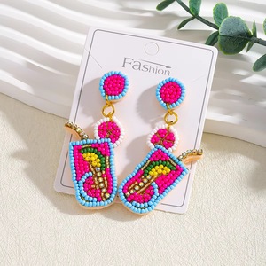 Boucles d'oreilles clous perlées tendance pour femme, style classique, motif fraise rose et bleu, bijoux de mariage, plaqué or, résine acrylique - Product Image 1