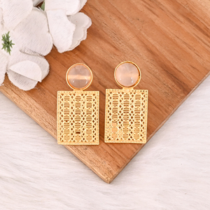 Boucles d'oreilles pendantes faites à la main en quartz rose naturel avec sertissage clos en laiton plaqué or pour femme - Product Image 2