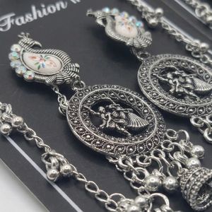 Pendientes tradicionales con motivo de pavo real plateado, diseño de bailarina ornamentado, colgante circular y cadenas colgantes con dije de campana, estilo étnico. - Product Image 4