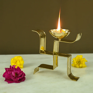 Diya Aarti à plusieurs niveaux en laiton avec poignée longue intégrée et support large, disponible à prix de gros. - Product Image 4