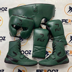 Ensemble d'accessoires d'entraînement de kickboxing avec casque de sécurité, gants de frappe, protection corporelle, protège-jambes et chaussures de sport professionnelles - Product Image 1