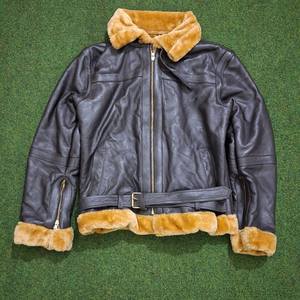 Chaqueta de cuero negro de vaca de primera calidad hecha a mano para hombre, con cuello de piel sintética, estilo shearling cálido, chaqueta bomber moderna personalizada. - Product Image 1