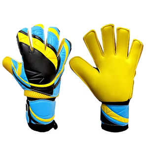 Gants de gardien de but personnalisés dotés d'une zone de frappe tridimensionnelle en caoutchouc injecté de haute qualité pour des coups de pied puissants. - Product Image 3