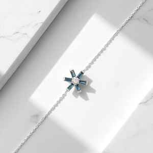 Bracelet flocon de neige en topaze bleue, chaîne délicate, bijou minimaliste d'hiver, cadeau pour elle - Product Image 1