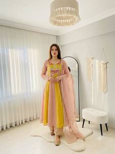 Conjunto de top Salsa Crush Butti con cuentas y lentejuelas de diseño, con pantalón de microseda y dupatta, completamente cosido y listo para usar. - Product Image 4