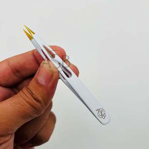 Pinzas para cejas blancas con punta dorada y mango dentado, logotipo personalizado, pinzas para cejas puntiagudas de acero inoxidable, servicio OEM - Product Image 4