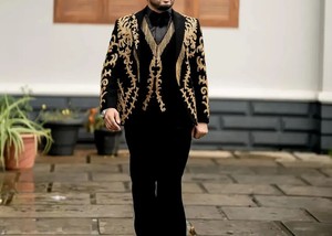 Costume pour homme en velours noir brodé avec détails dorés – Ensemble de blazer de smoking de créateur pour marié, idéal pour les fêtes et les réceptions - Product Image 4